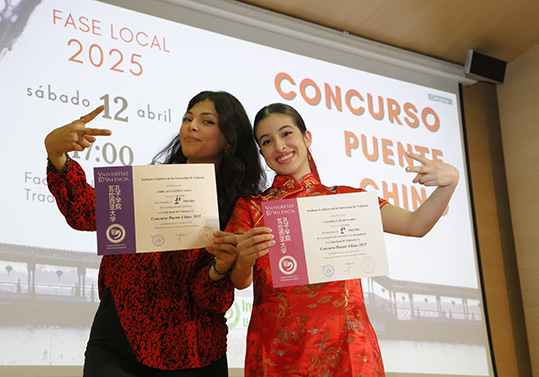 Two students in a moment of the competition